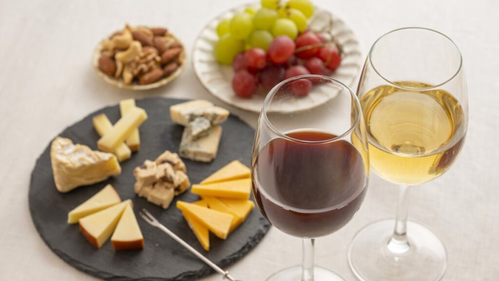 ワインとチーズの画像